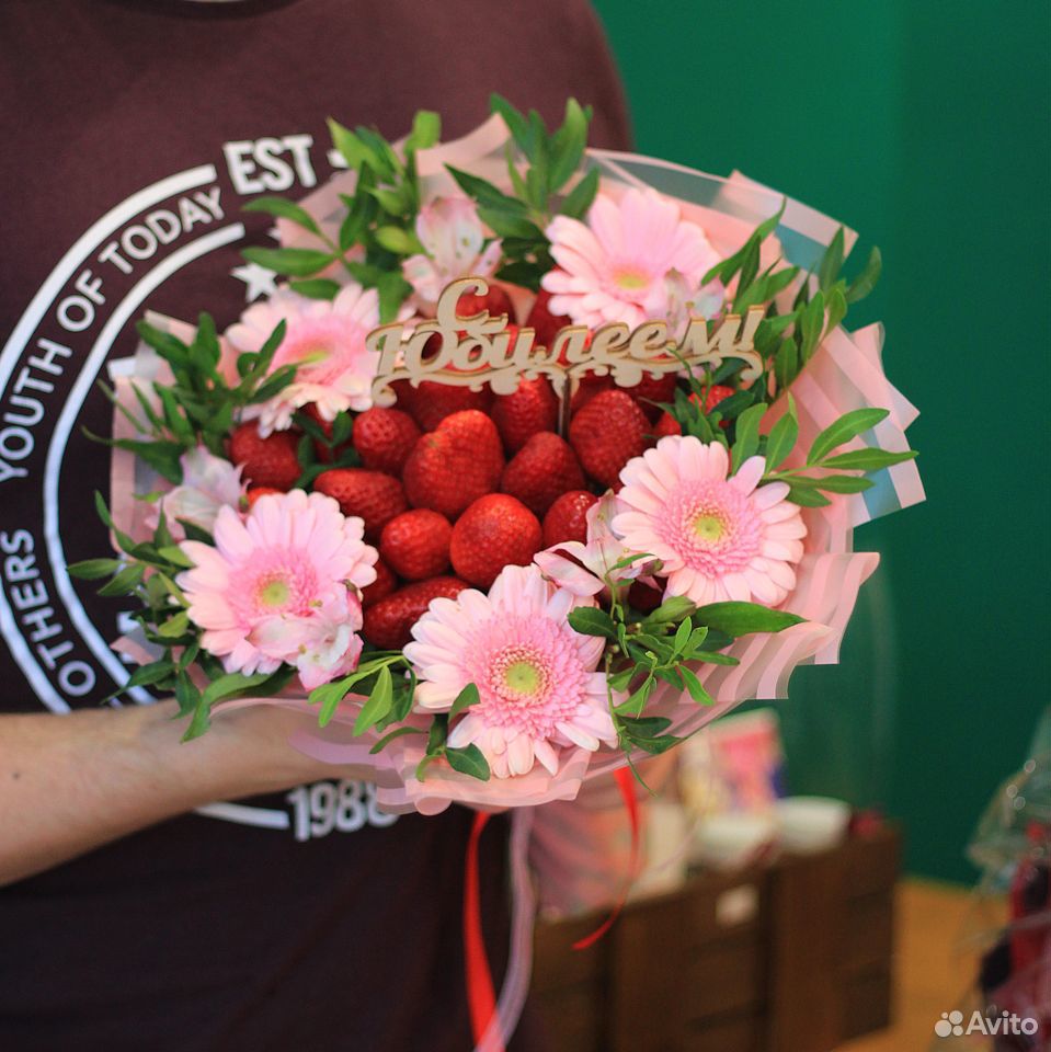 Клубничный букет с цветами купить на Зозу.ру - фотография № 9