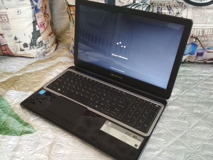 Простой свежий современный ноутбук