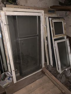 Окна старые стеклянные в деревянных рамах