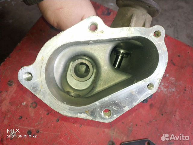 Помпа паджеро спорт. Вакуумный насос Паджеро спорт 2.5 дизель. Прокладка в масляный вакуумный насос Паджеро спорт 2010. Водяная помпа Паджеро 2.5 дизель.