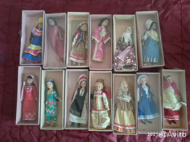 Фарфоровые куклы в костюмах народов мира
