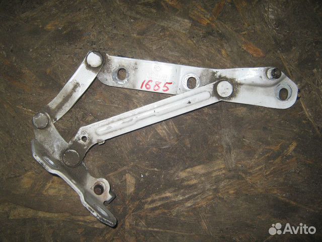 Петля багажника левая Volkswagen Vento