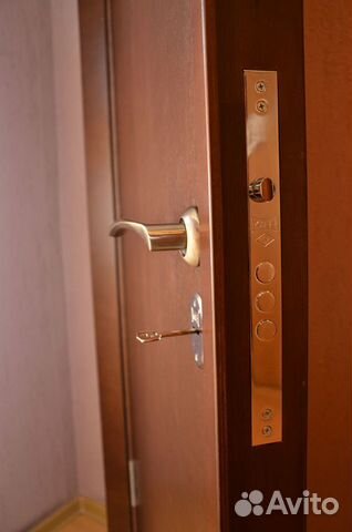 Входная деревянная дверь на мороз