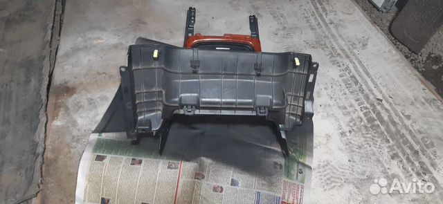Консоль бардачка на Toyota Camry