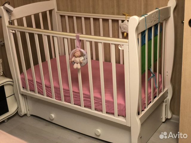 Кроватка детская, комод и пеленальный стол