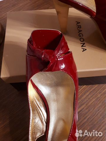 Красные лаковые босоножки aragona