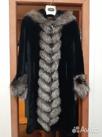 Шуба с капюшоном из мутона с отделкой чернобурка Шуба с капюшоном из мутона с отделкой чернобурка