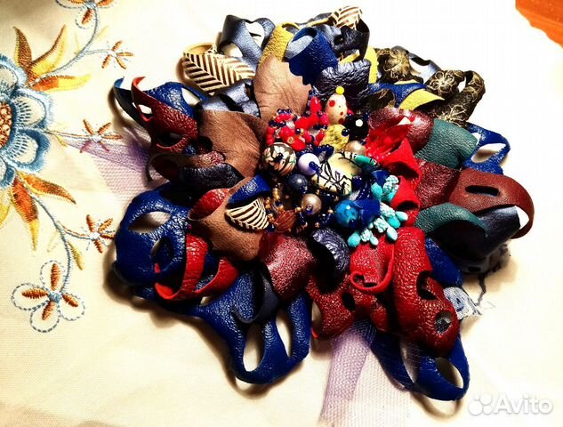 Кожаная брошь или заколка для волос