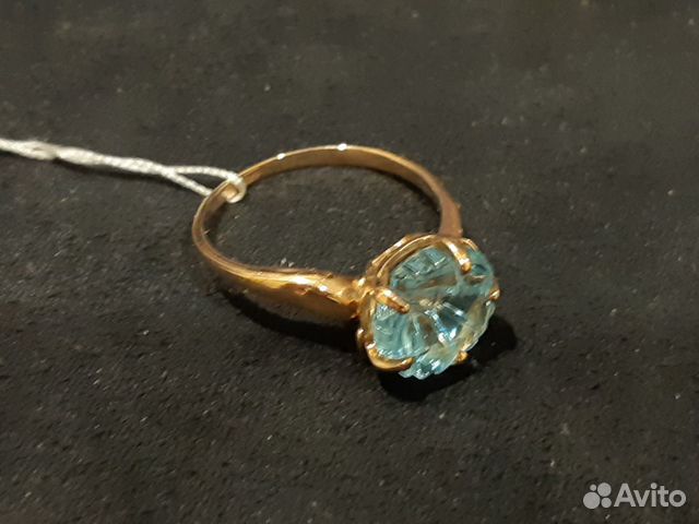 Золотое кольцо с топазом 585