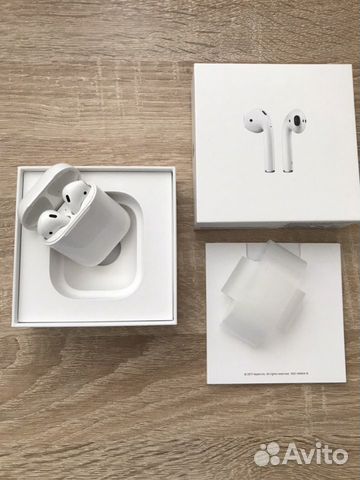 Беспроводные наушники AirPods (1-е поколение) Беспроводные наушники AirPods (1-е поколение)
