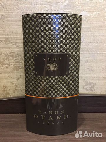 Металлическая подарочная коробка с бутылкой коньяк