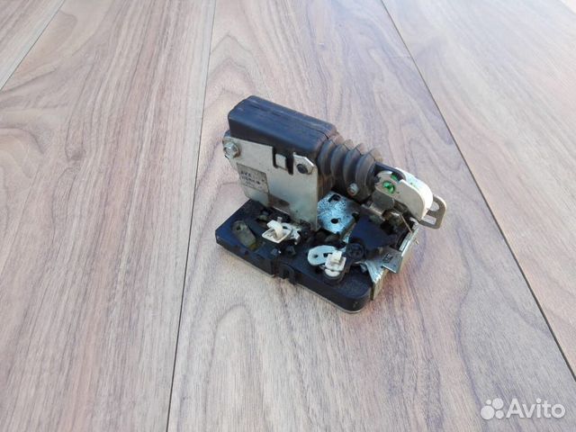 Замок двери передней левой Рено Logan 1