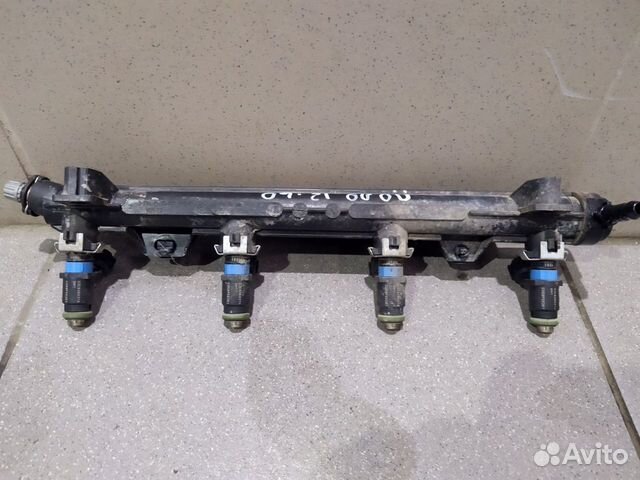 Рампа топливная с форсунками. Фольксваген Шкода