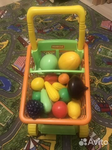 Тележка для продуктов с фруктами и овощами