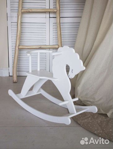 Белая лошадка качалка из дерева