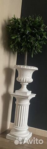Вазон, колонна и искуственная олива