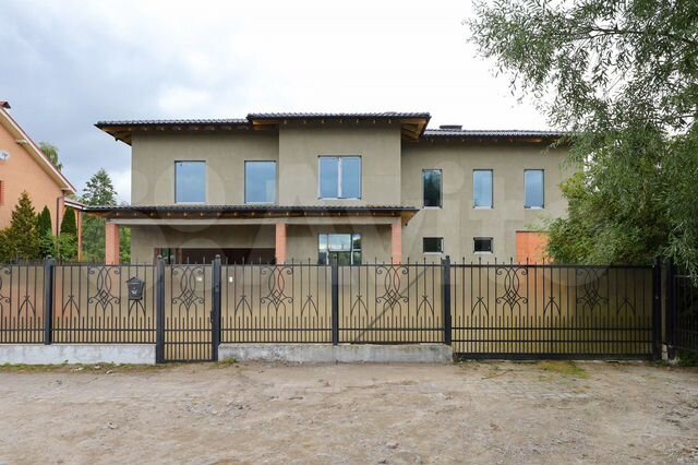 Дом 842 м² на участке 20 сот.