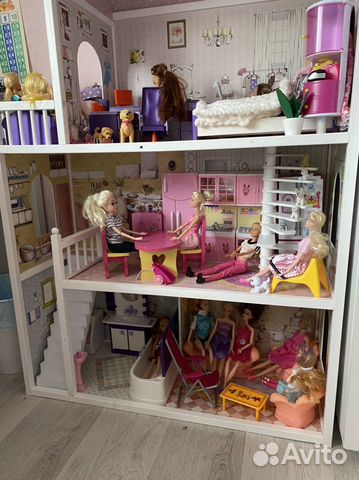 В гостях у куклы дом с мебелью и человечками