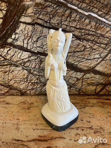 Бивень. Африканка с цветком