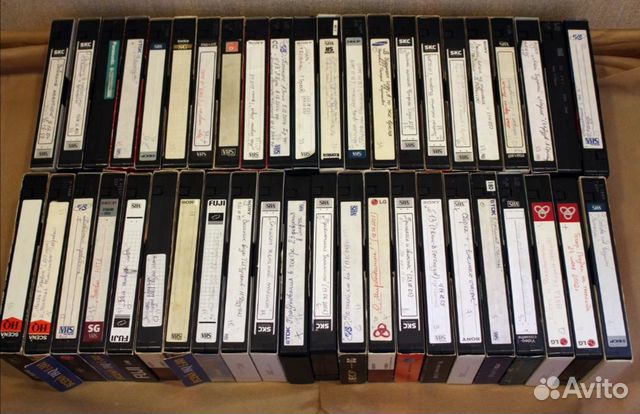 стопка старых видеокассет с фильмами