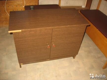 Несколько столов столиков тумб освобождаю квартиру