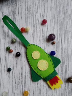 Елочные игрушки - машинки и ракета