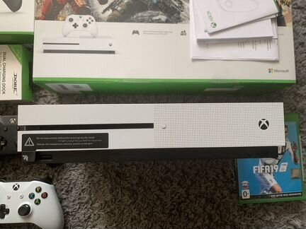 Xbox One S 1tb + 2 джойстика и зарядная станция