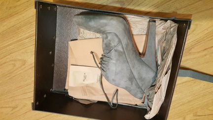 Серые замшевые ботильоны Alaia, оригинал