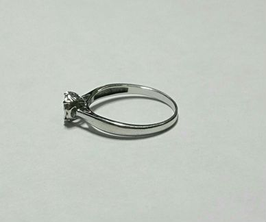 Золотое кольцо с бриллиантом