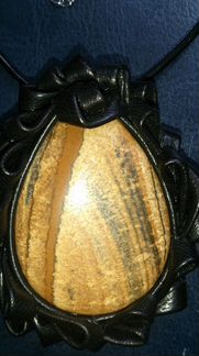 Кулон из кожи с пейзажной яшмой