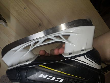 Коньки хоккейные детские размер 37 (CCM 9040 SE)