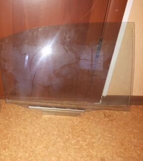 Стекло задней правой двери Авенсис