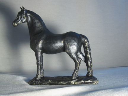 Конь фризской породы