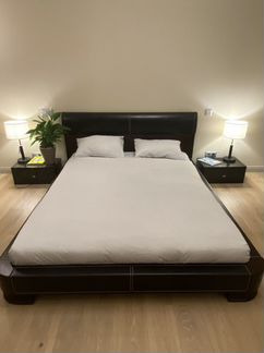 Кровать из натурального дерева и кожи