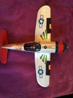 Игрушечная модель самолёта F4U-1