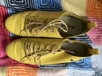 Желтые ботинки
