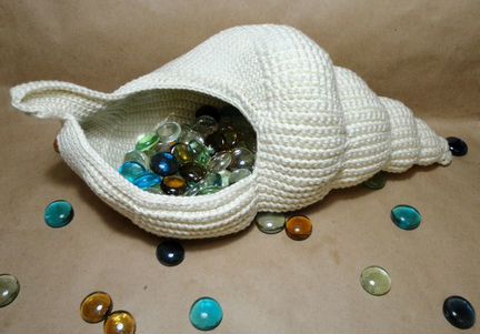 Домик-ракушка для кота или собачки вязаный