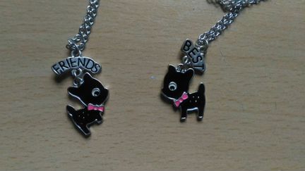 Два украшения с подвесками best friends