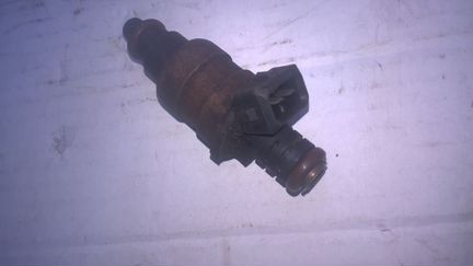 Топливная форсунка 037 906 031 R на VW Пассат В-3