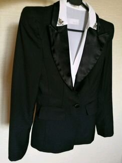 Женский пиджак-смокинг с атласным лацканами