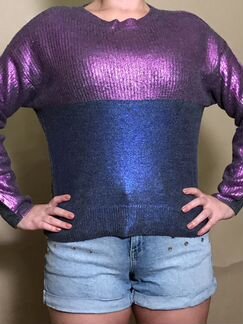 Свитер 48 размер с металическим принтом