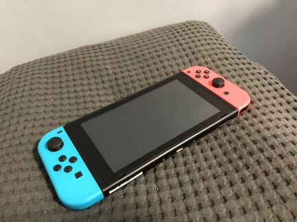 Практически новая Nintendo switch с игрой и чехлом