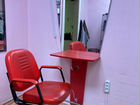 Парикмахерское кресло и зеркало