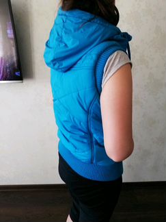 Яркая безрукавка с капюшоном