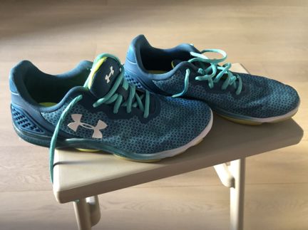 Продаю кроссовки Under Armour