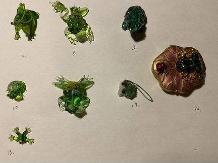 Лягушки статуэтки, игрушки, шкатулка разные