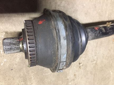 Приводной вал мт правый 8D0407272EK VW Passat B5