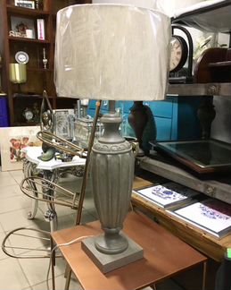 Серая настольная лампа дерево