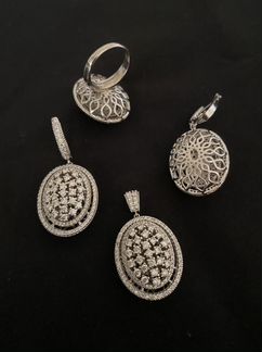 Комплект из золота с бриллиантами