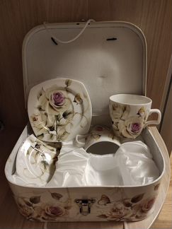Набор две чашки и два блюдца в чемодане